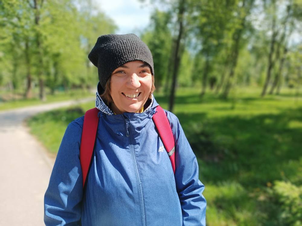 Podopieczna spaceruje w parku