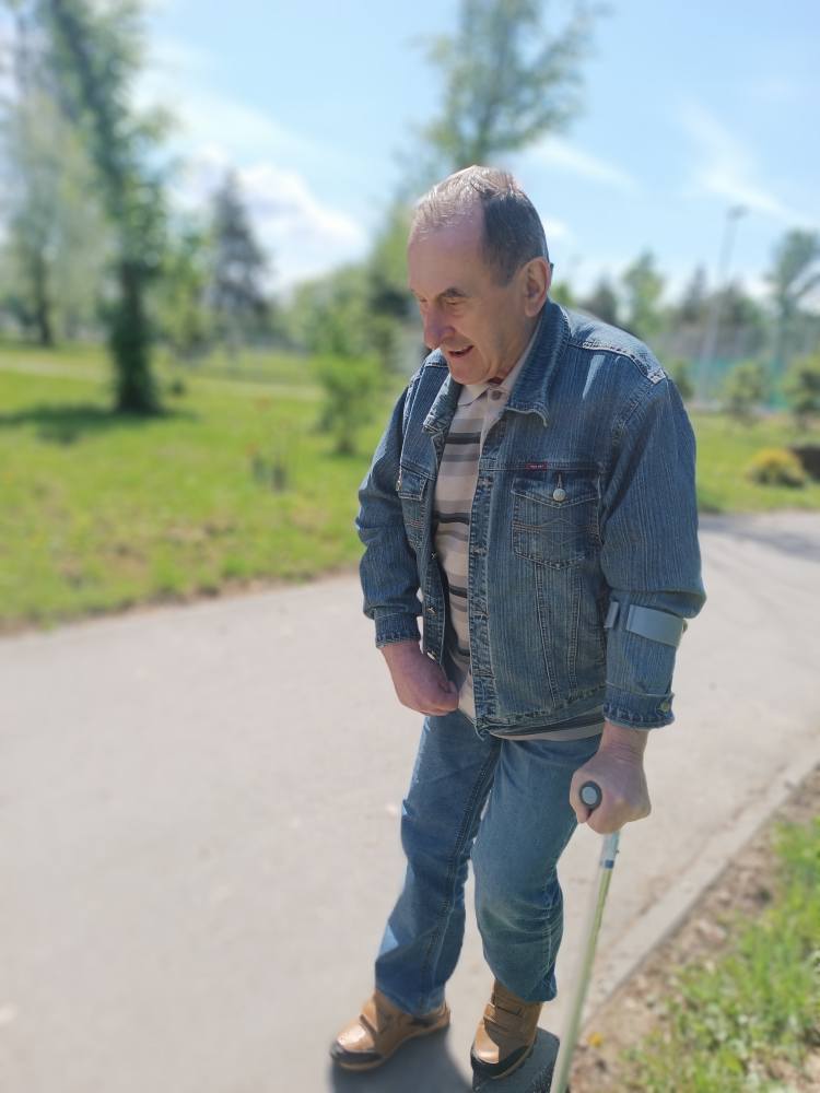 Podopieczny spaceruje w parku