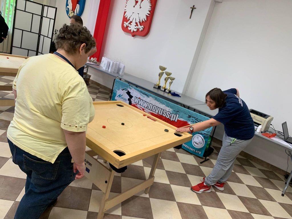 Uczestnicy grają w bilard marynarski