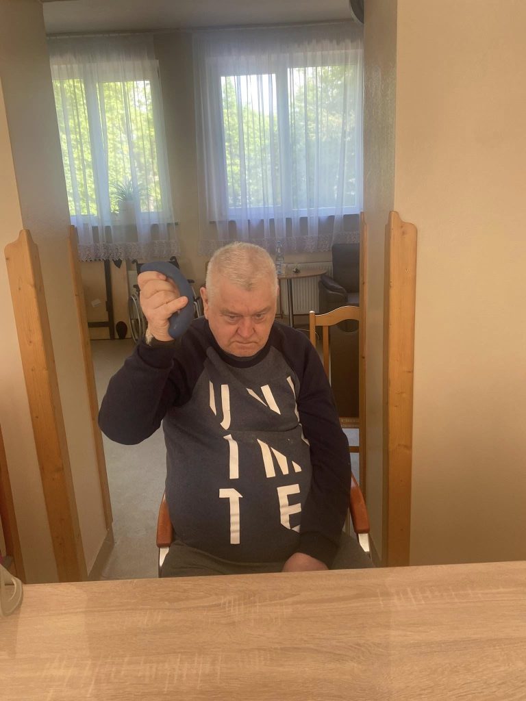 Podopieczny wykonuje proste ćwiczenia fizyczne