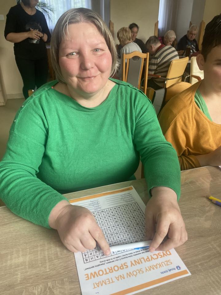 Podopieczna rozwiązuje wykreślankę