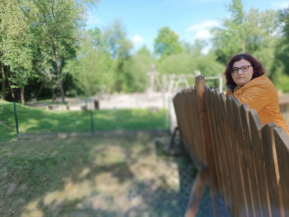 Podopieczna spaceruje w parku