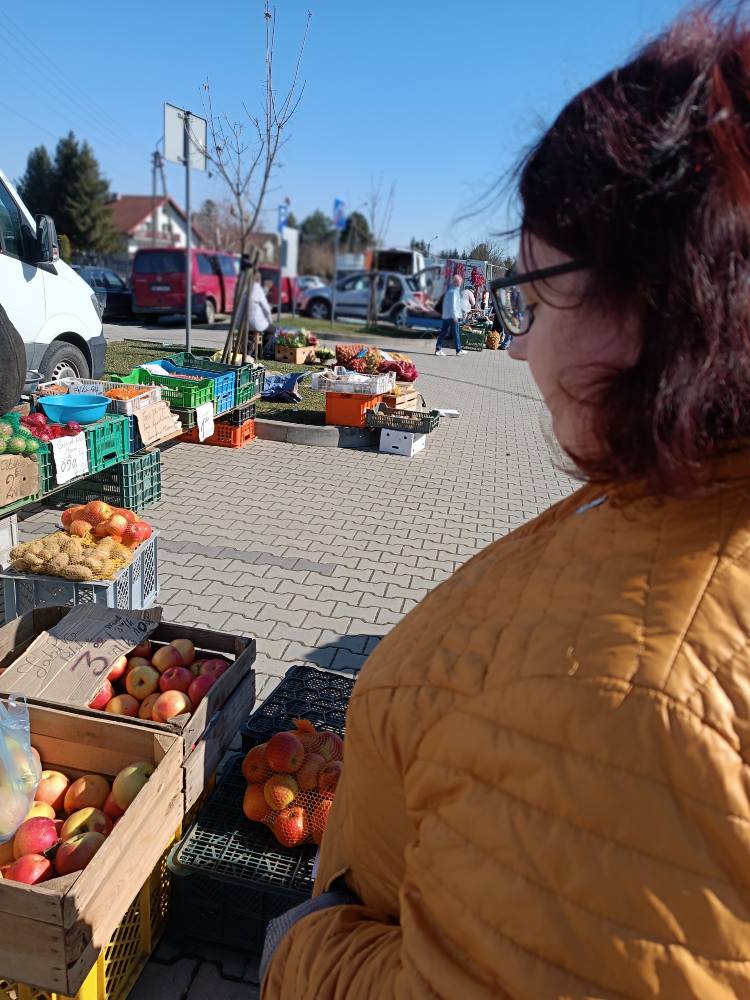 Podopieczna robi zakupy na straganie