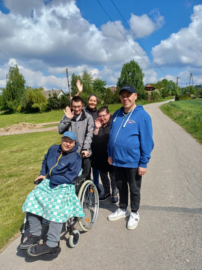 podopieczni na spacerze