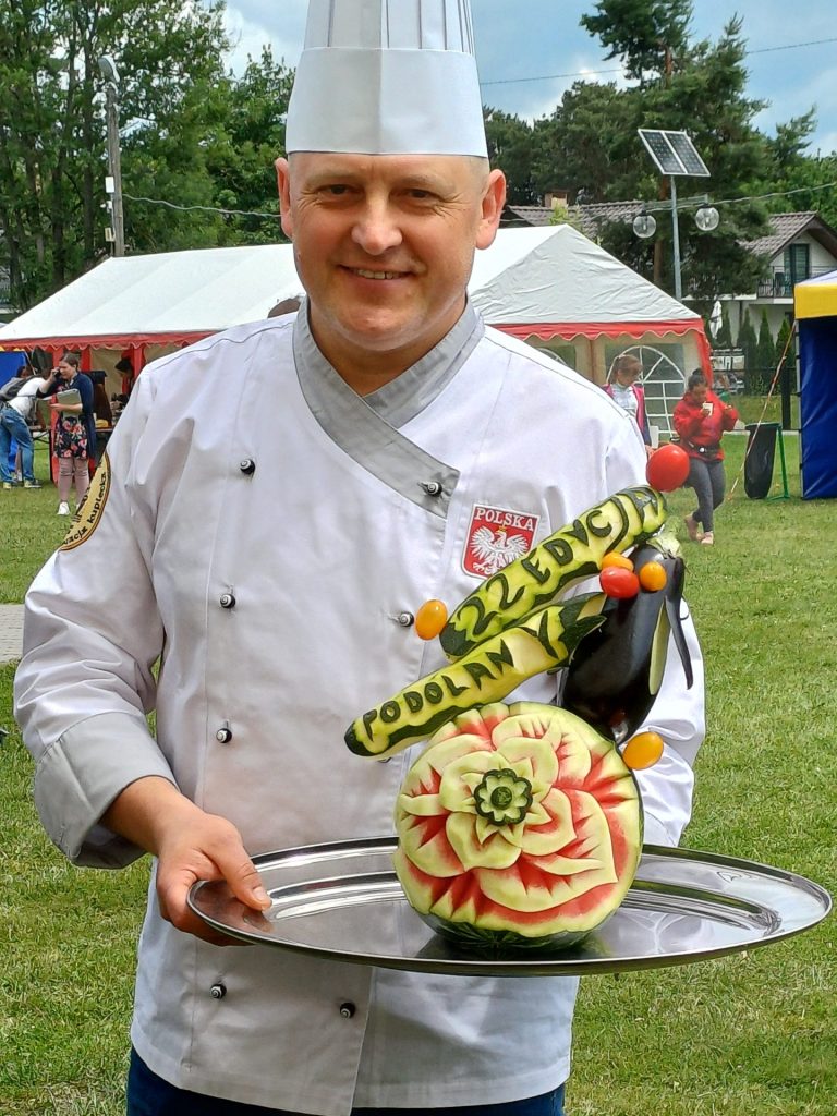 kucharz Łukasz Grabowski prezentuje swoje arbuzowe dzieło