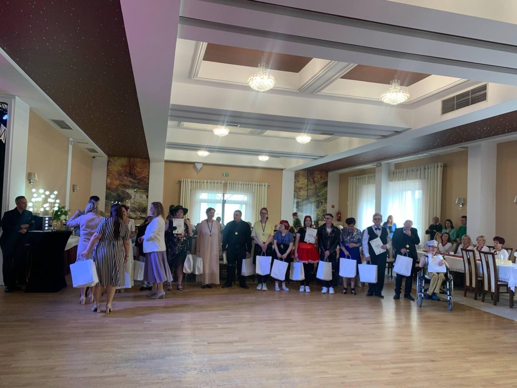 zdjęcie grupowe uczestników konkursu tańca
