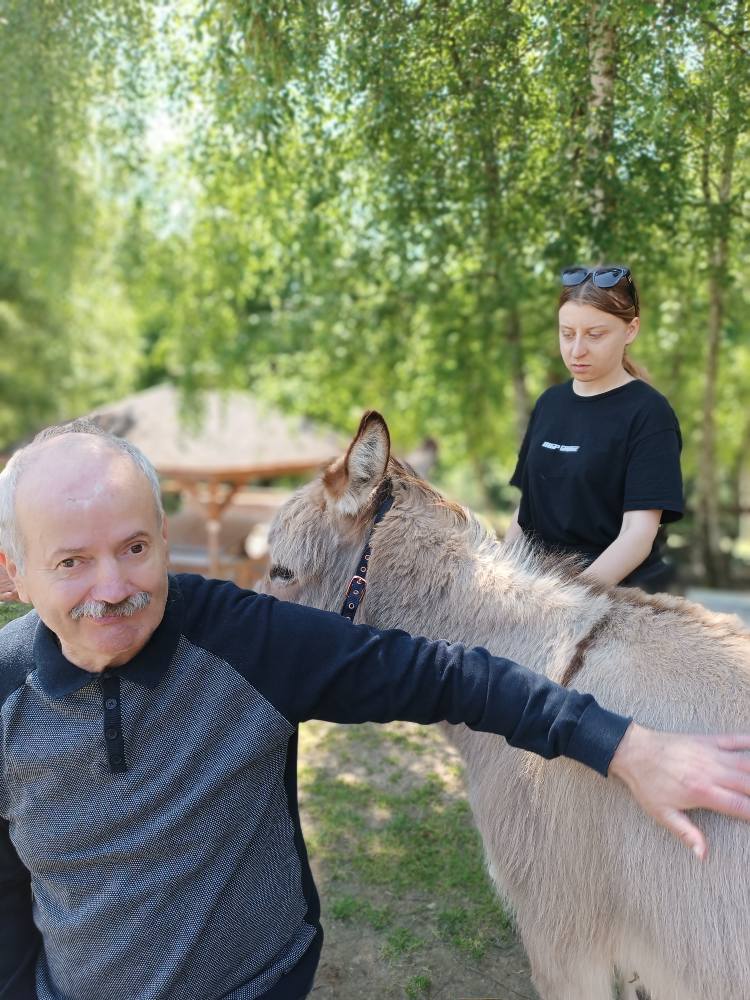 Podopieczny głaszcze osła