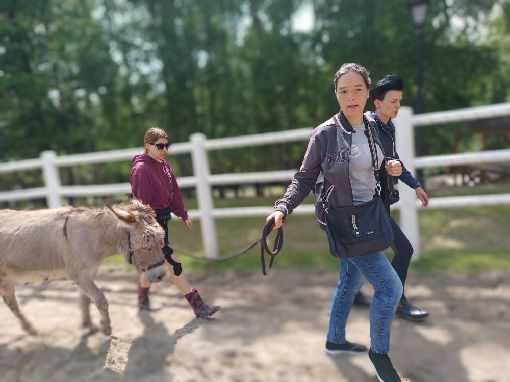 Podopieczna prowadzi osła