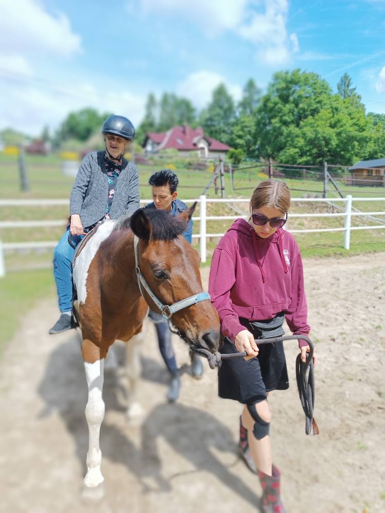 podopieczna jedzie na koniu