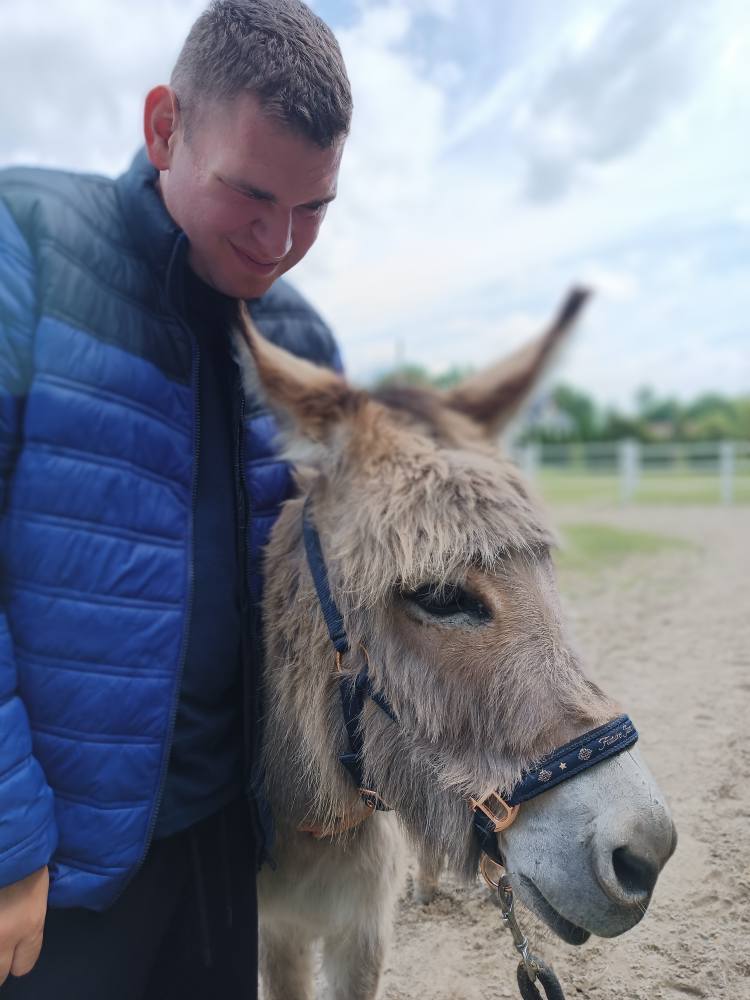 podopieczny przytula osła