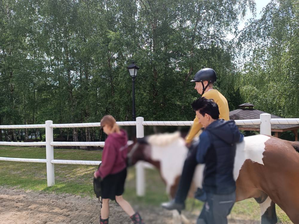 podopieczna jedzie na koniu