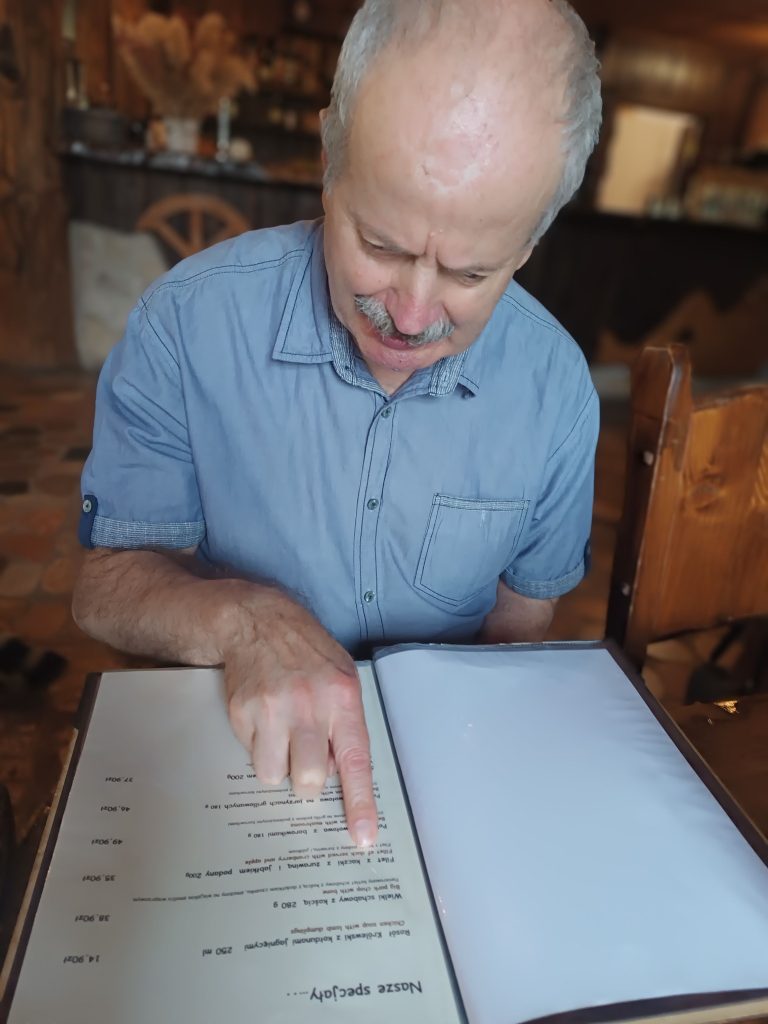 Podopieczny czyta kartę menu