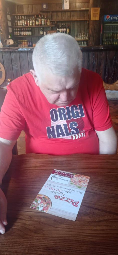 Podopieczny czyta kartę menu