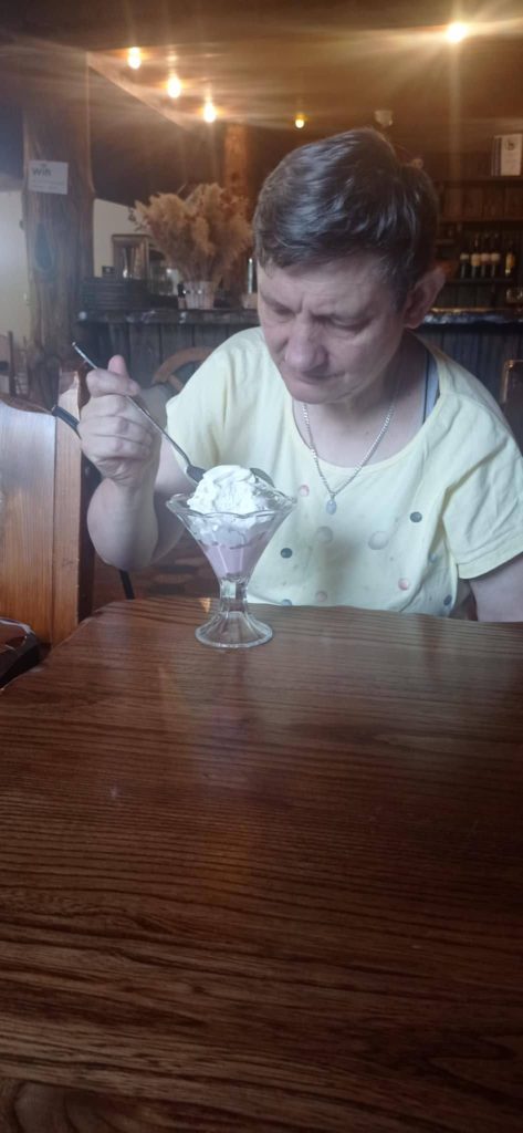 Podopieczna je lody