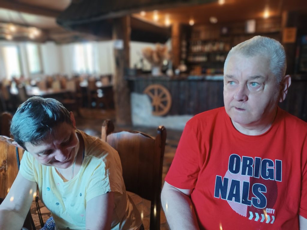 podopieczni w restauracji