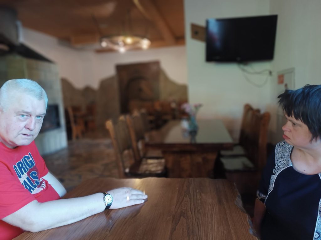 podopieczni w restauracji