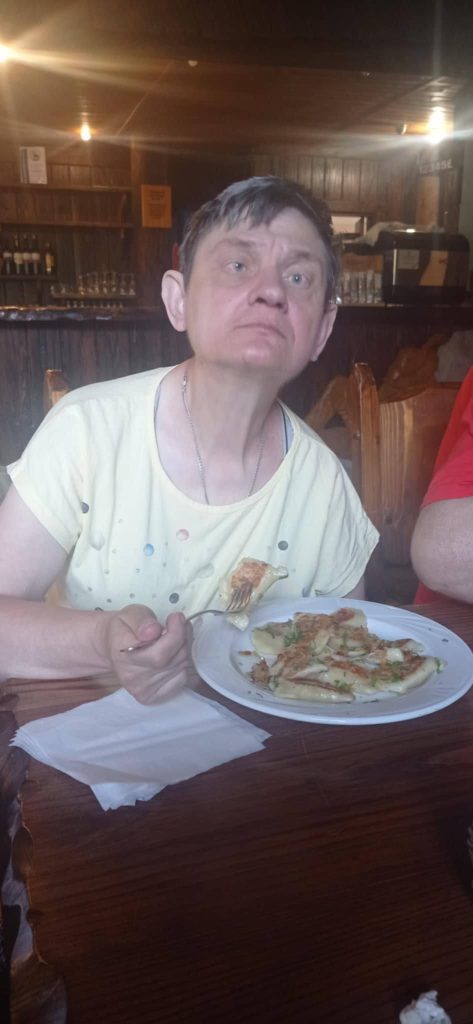 Podopieczna je pierogi