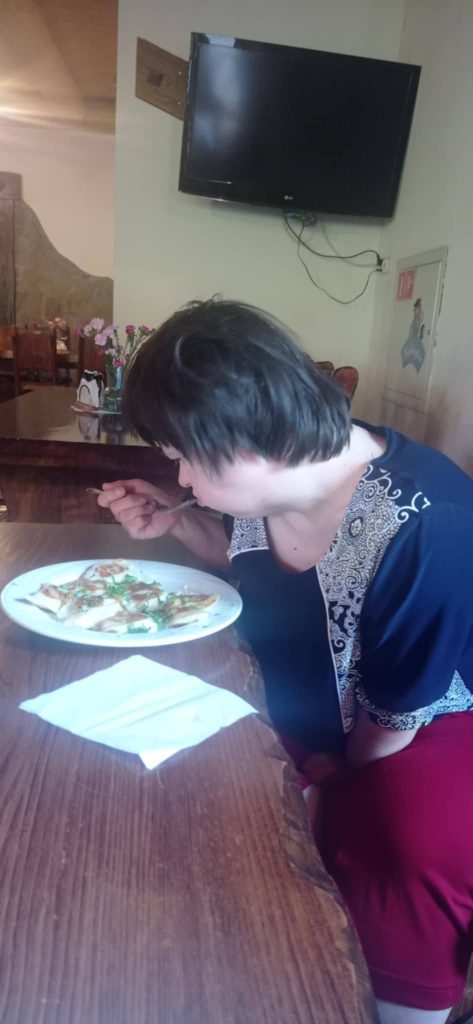 Podopieczna je pierogi