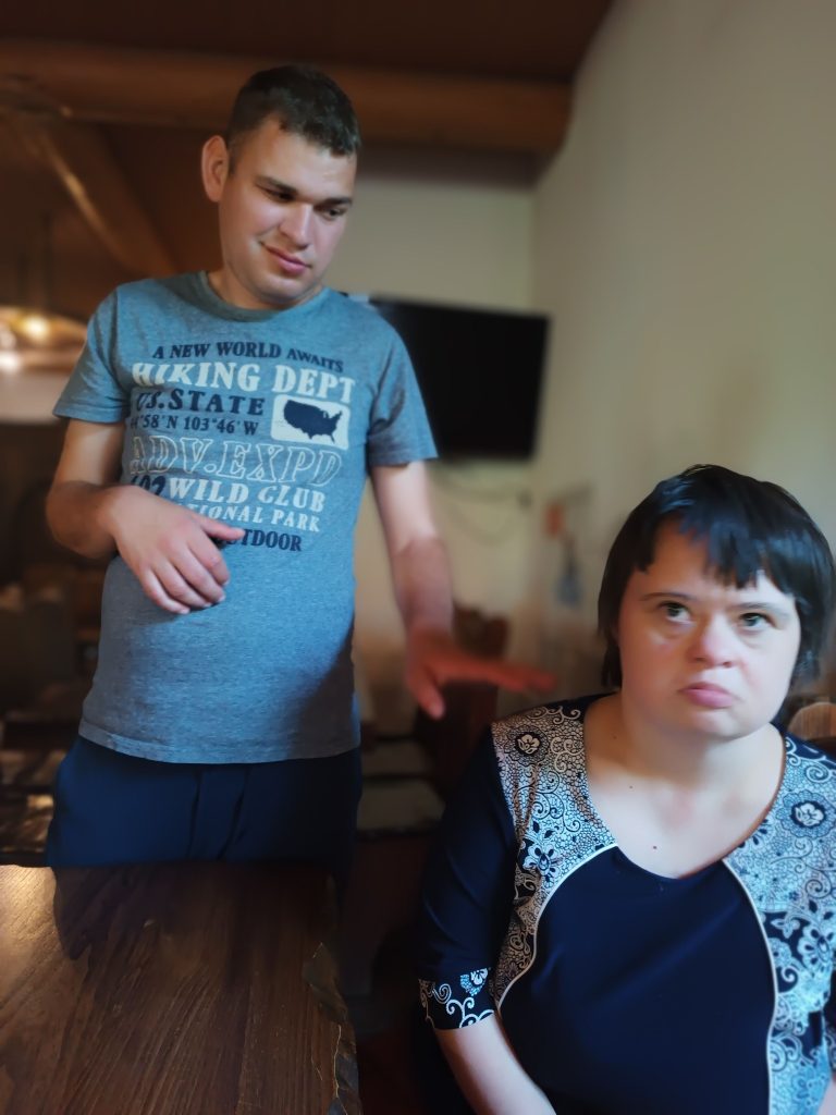 podopieczni w restauracji