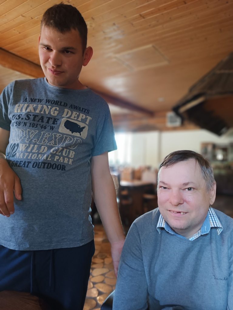podopieczni w restauracji