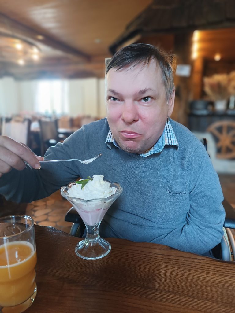 Podopieczny je lody