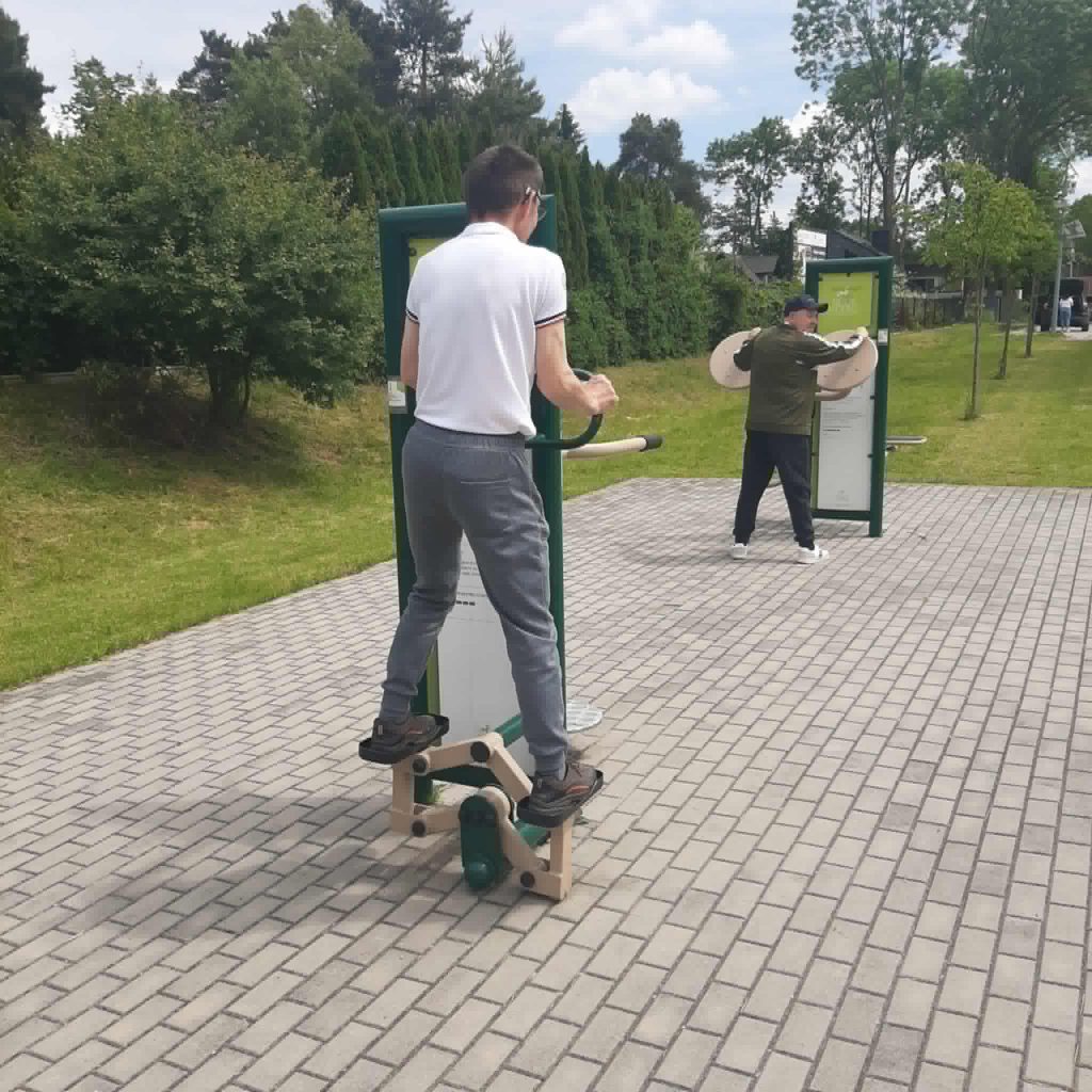Podopieczni ćwiczą w siłowni plenerowej