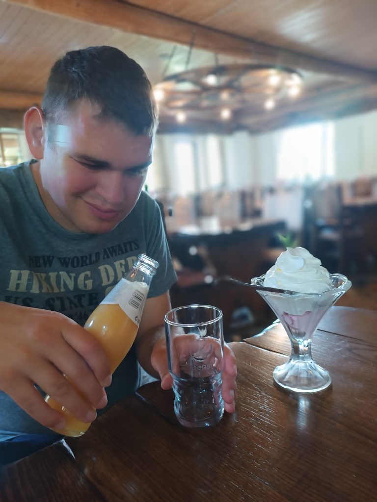Podopieczny nalewa sok do szklanki