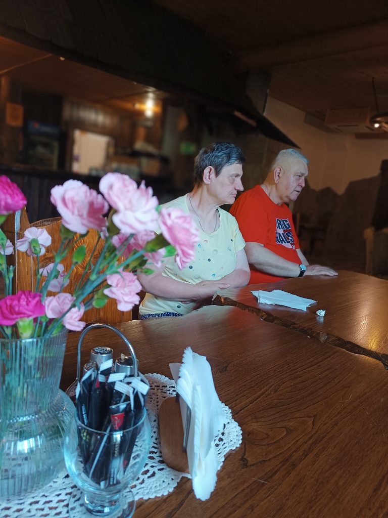 podopieczni w restauracji