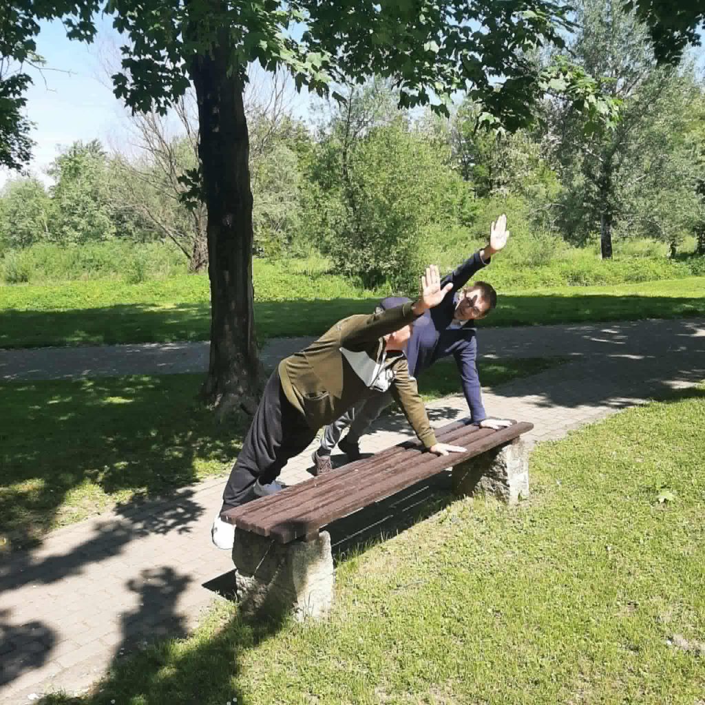 Podopieczni ćwiczą w siłowni plenerowej