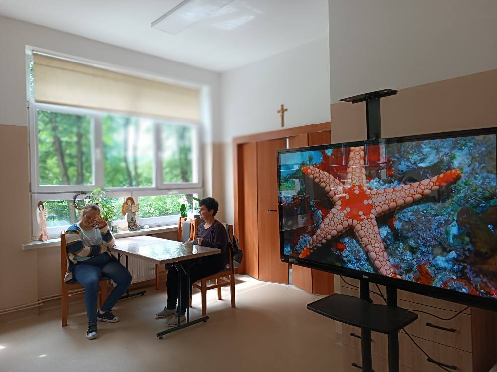 Podopieczni oglądają film dotyczący życia w oceanach