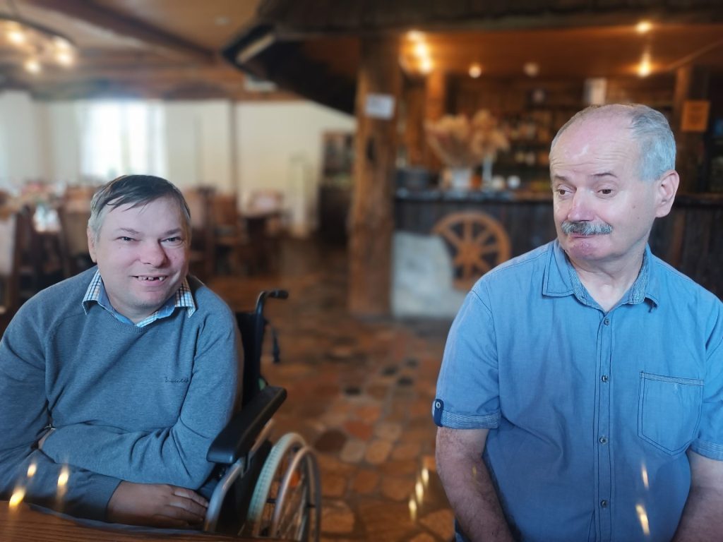 podopieczni w restauracji