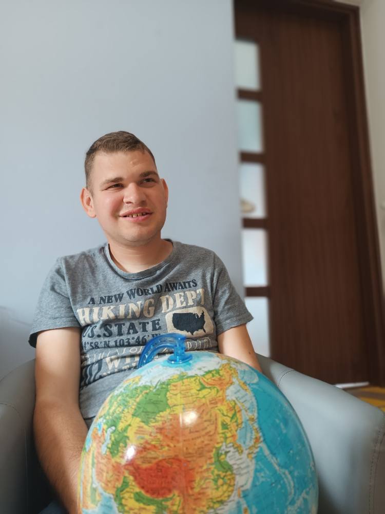 Podopieczny ogląda globus