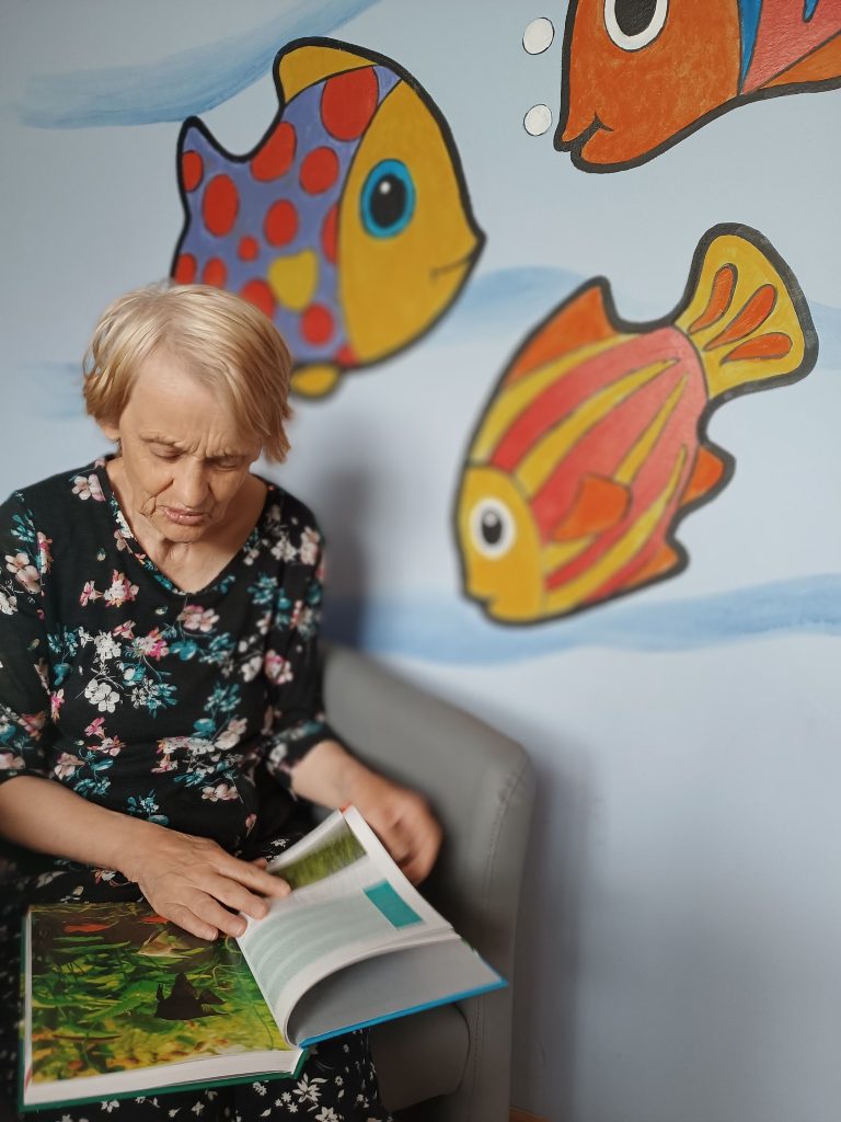 Podopieczna przegląda magazyn o oceanach
