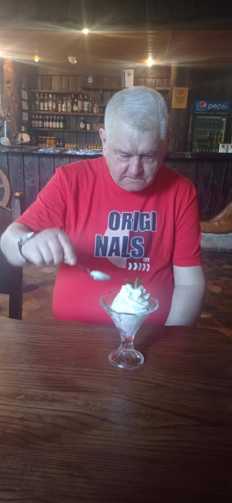 Podopieczny je lody