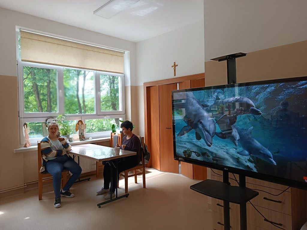Podopieczni oglądają film dotyczący życia w oceanach