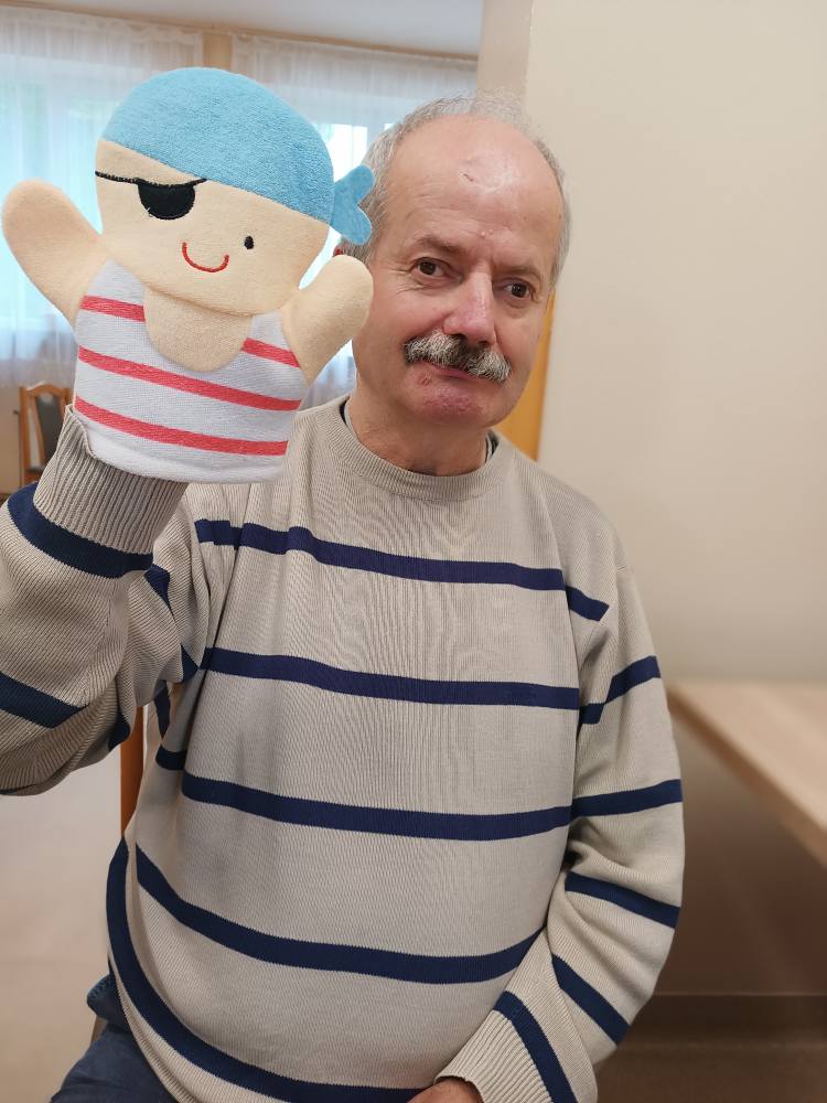 Podopieczny trzyma pacynkę pirata
