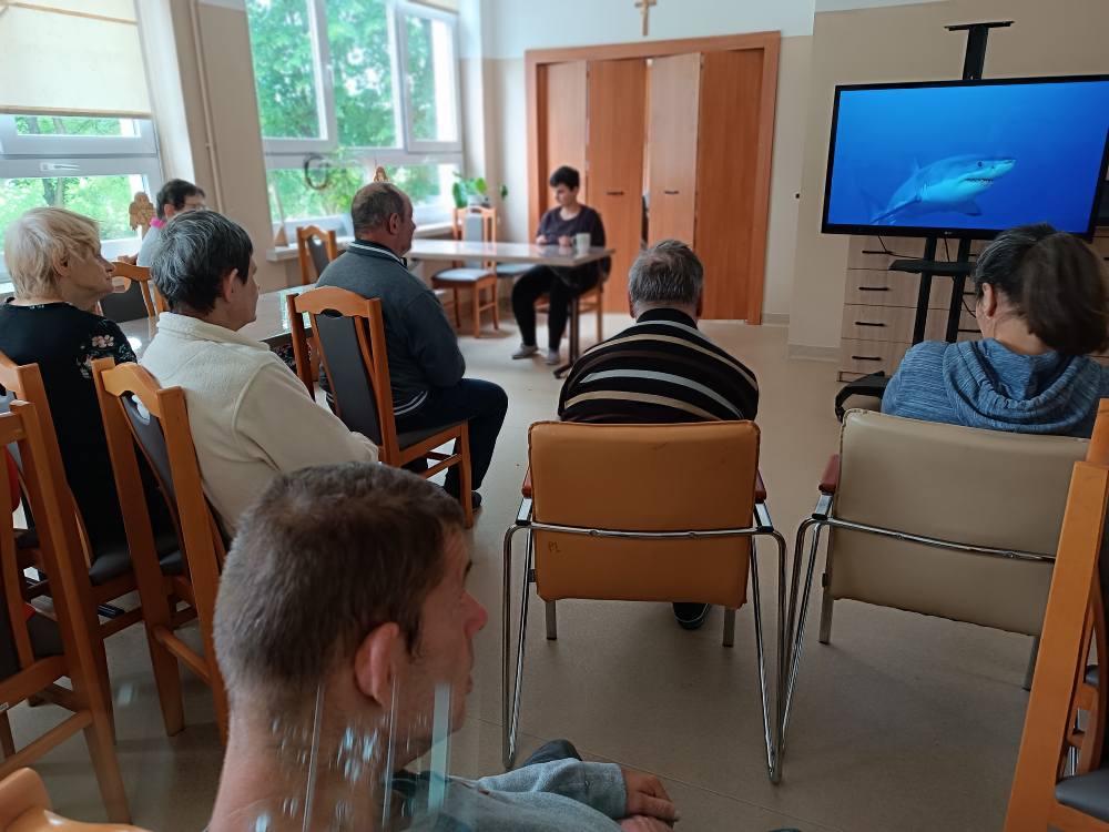 Podopieczni oglądają film dotyczący życia w oceanach