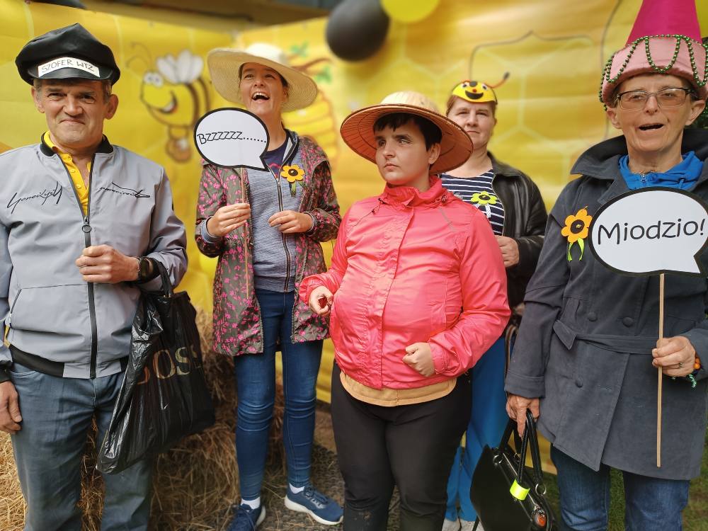 Podopieczni pozują do zdjęcia w fotobudce