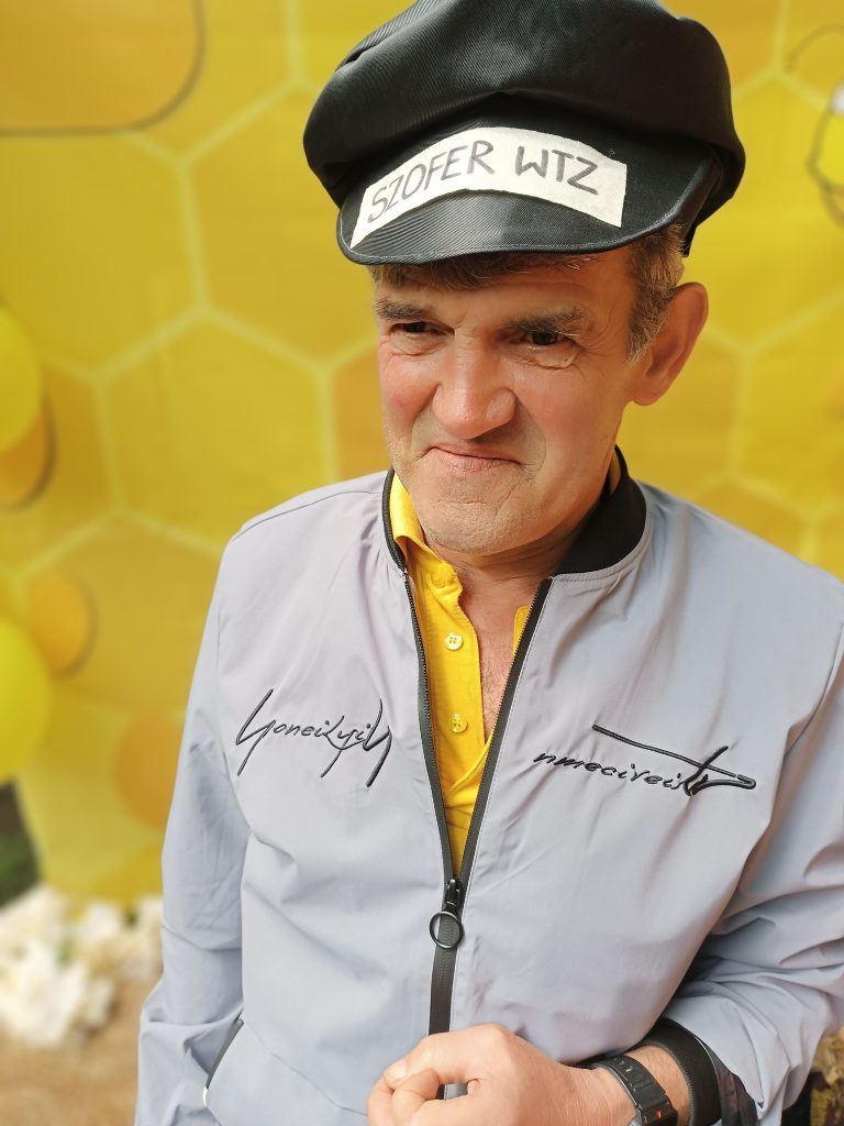 podopieczny pozuje do zdjęcia w fotobudce