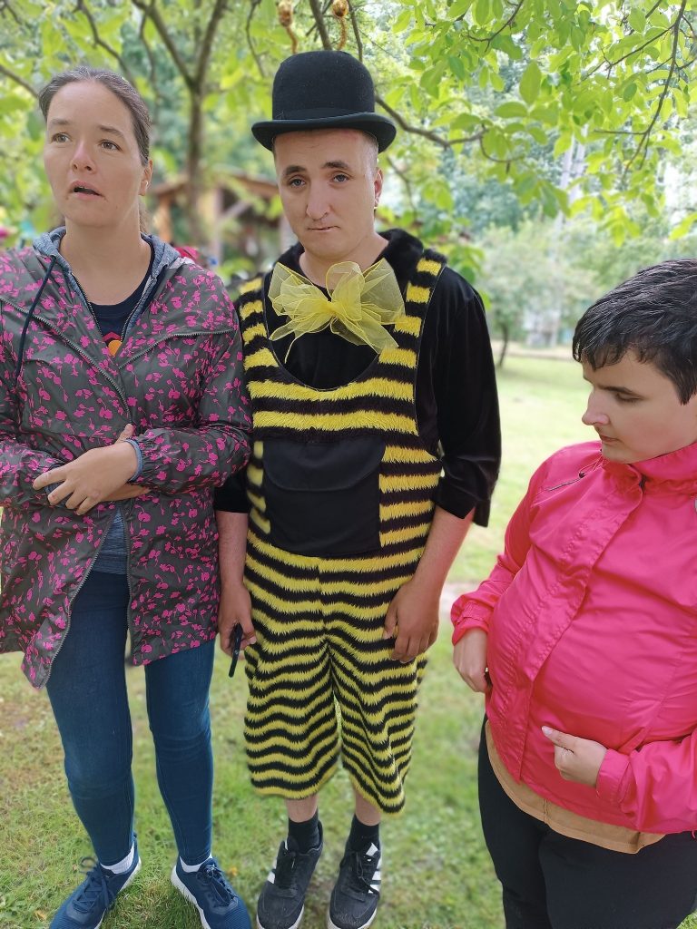podopieczne pozują do zdjęcia z mężczyzną przebranym za pszczołę