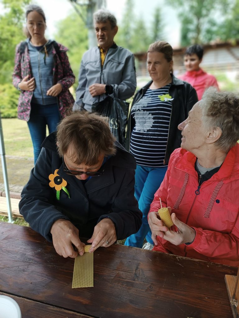 podopieczne wykonują świece z wosku pszczelego