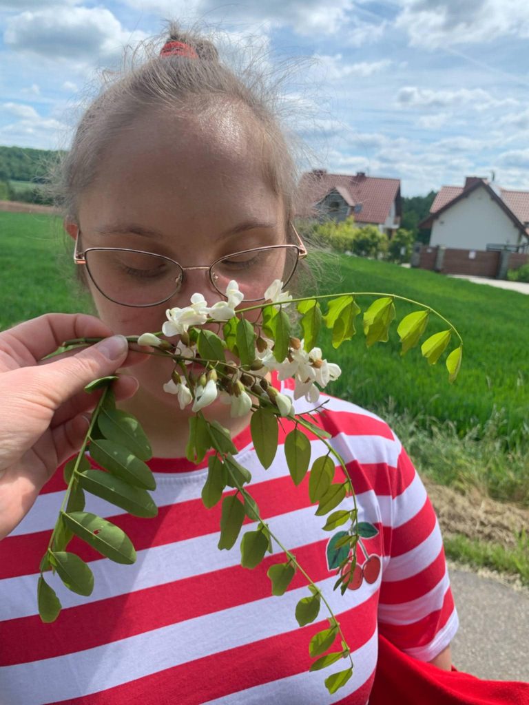 podopieczna wącha gałązkę akacji