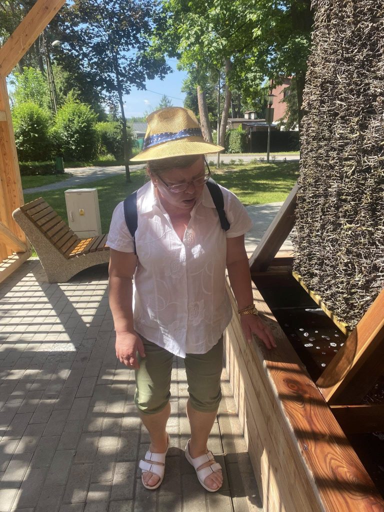 Podopieczna spaceruje po tężni solankowej w Gdowie