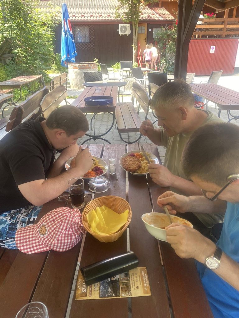 Podopieczni jedzą obiad w restauracji