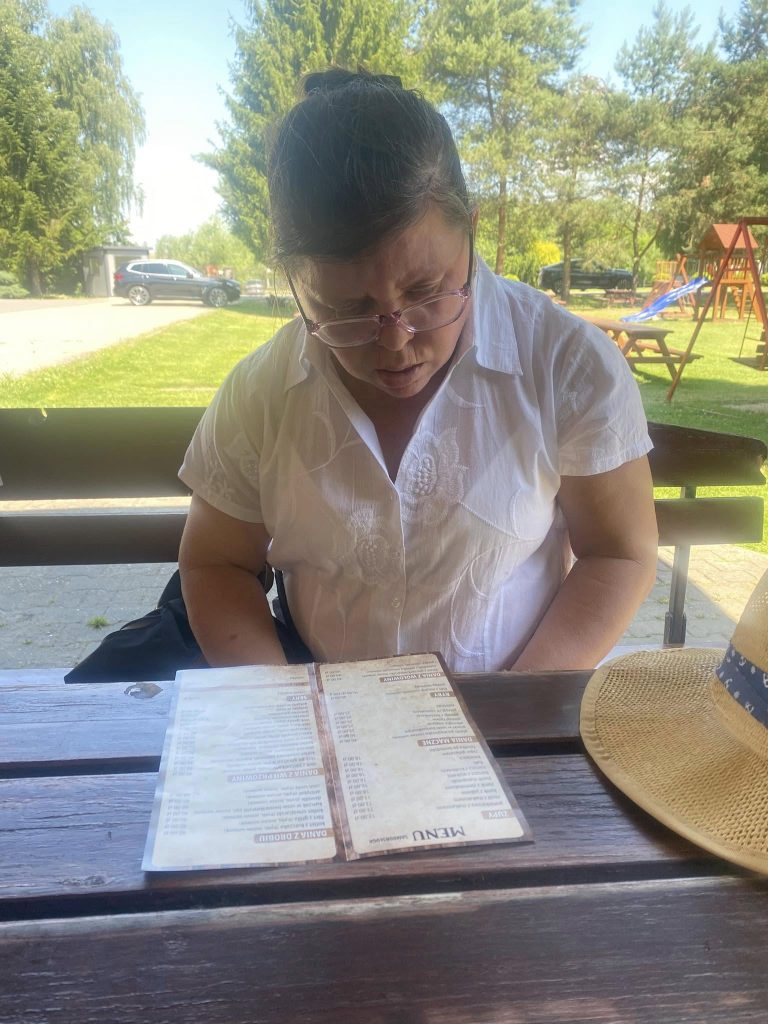 Podopieczna czyta kartę menu