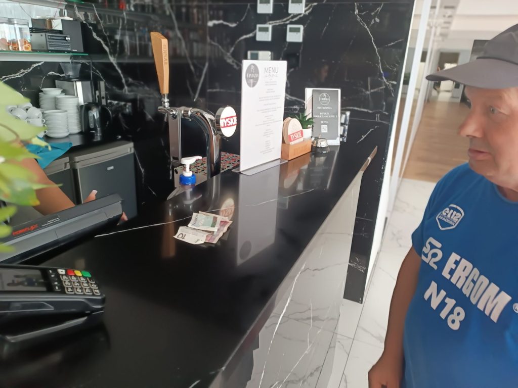 Podopieczny zamawia posiłek w restauracji