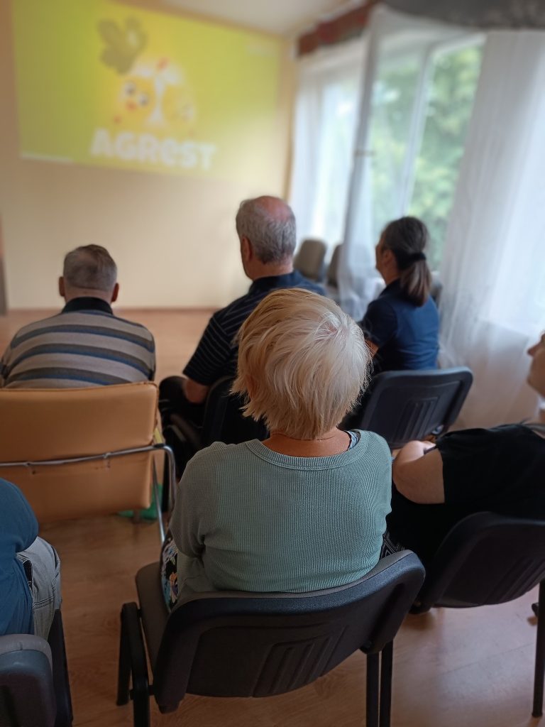 Podopieczni oglądają film edukacyjny dotyczący owoców