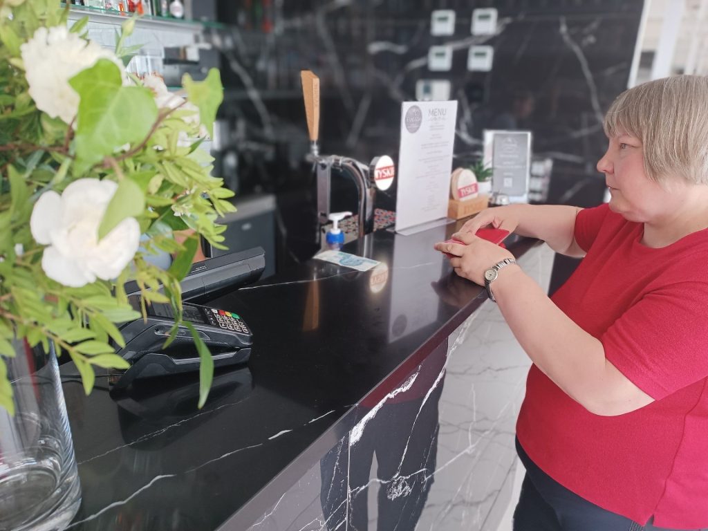 Podopieczna zamawia posiłek w restauracji
