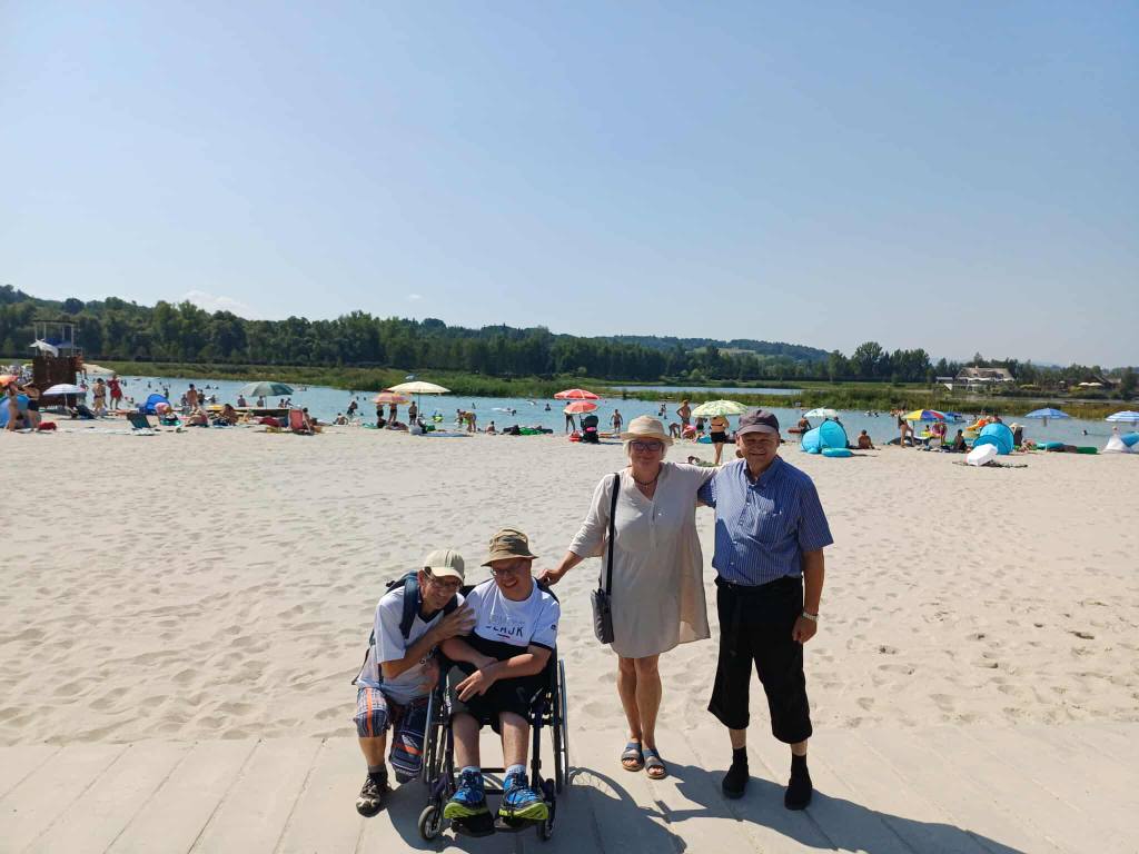 Grupa osób na plaży w Kuter Port Nieznanowice