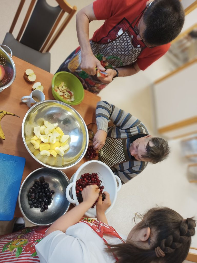 Podopieczni przygotowują sałatkę owocową
